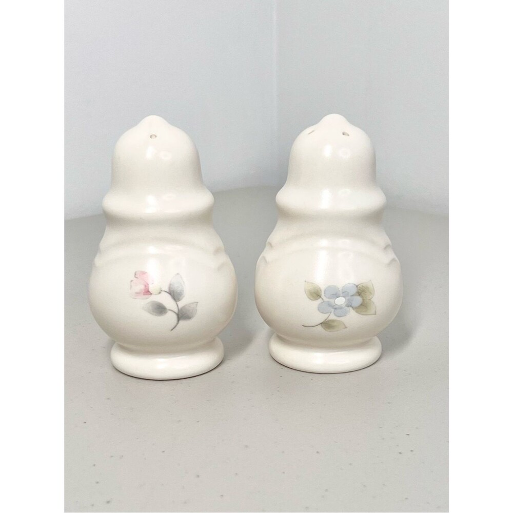 VTG Pfaltzgraff Tea Rose Salt and Pepper Shaker Set Stoneware Floral Pattern